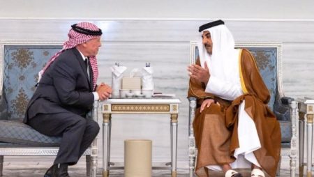 عاهل الأردن يقدم العزاء لأمير قطر في وفاة الشيخ حمد بن خليفة آل ثاني