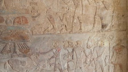 البعثة الأثرية المصرية تكشف عن 3 مقابر صخرية من عصر الدولة الحديثة بسقارة