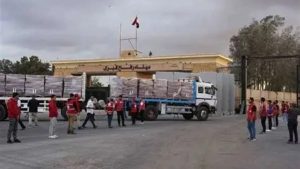 استئناف إدخال شاحنات المساعدات والوقود إلي قطاع غزة