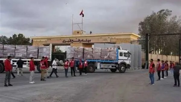 استئناف إدخال شاحنات المساعدات والوقود إلي قطاع غزة