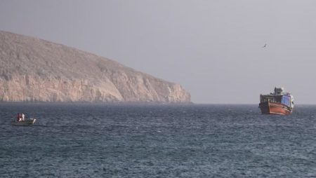 إعادة توجيه 6 سفن وتعطيل أخرى.. أمريكا تعلن تشديد الطوق البحري على إيران