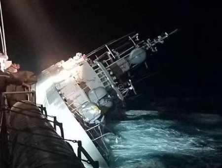 مشاهد صادمة من مضيق هرمز .. غرق سفينة بعد تصادم وإنقاذ 23 من أفراد الطاقم