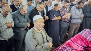 حكم رفع اليدين في تكبيرات صلاة الجنازة.. هل يكون في جميعها أم الأولى فقط؟