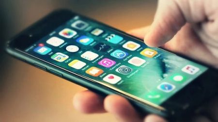 حكم تسجيل المكالمات وفتح مكبر الصوت دون علم الطرف الآخر.. الإفتاء تجيب