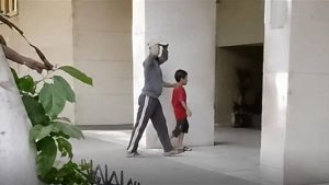 العمل تدرس حالة كفيف يعمل في حمل شكائر الأسمنت لتقديم الرعاية اللائقة