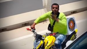 شرفتونا.. عامل دليفري يهتف لمنتخب مصر أثناء التوجه إلى فندق الإقامة بالعلمين| صور
