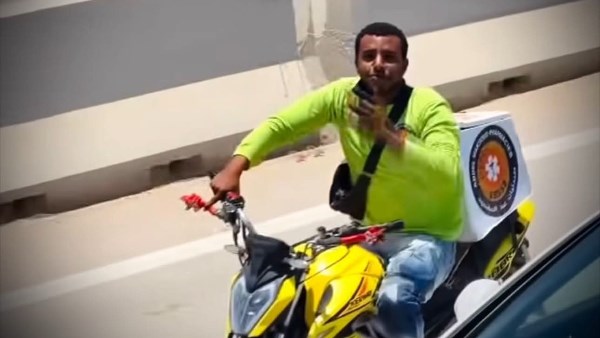 شرفتونا.. عامل دليفري يهتف لمنتخب مصر أثناء التوجه إلى فندق الإقامة بالعلمين| صور
