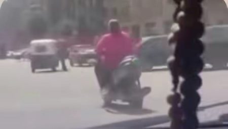 حاطة رجل على رجل .. فتاة تقود سكوتر بطريقة غير معتادة وتشعل مواقع التواصل