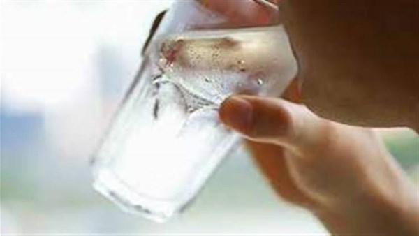 هل شرب الماء المثلج في الحر مضر؟ .. أطباء : خطأ في 4 حالات منتشرة