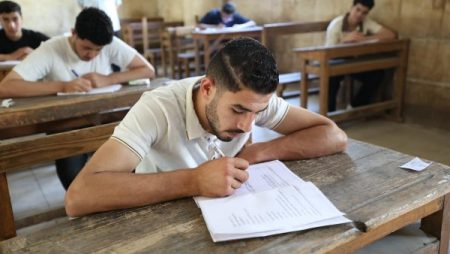 اليوم .. 81 ألف طالب من القسم العلمي يختتمون امتحانات الثانوية الأزهرية