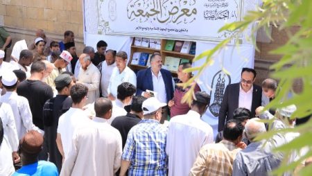إقبال كبير على معرض الجمعة لمجمع البحوث الإسلامية بالجامع الأزهر.. صور