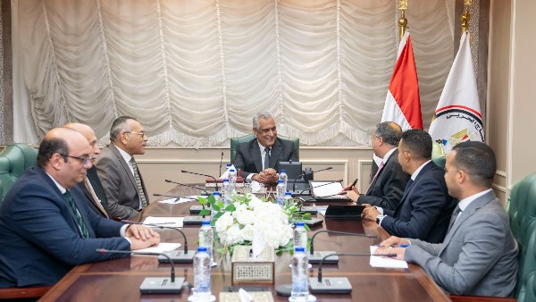 وزير الإنتاج الحربي يبحث مع “تاليس” توطين تكنولوجيا صناعة مكونات أجهزة الاتصالات