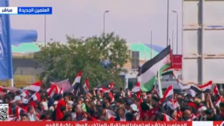 العلم الفلسطيني بجانب المصري.. شاهد فرحة المصريين قبل وصول المنتخب