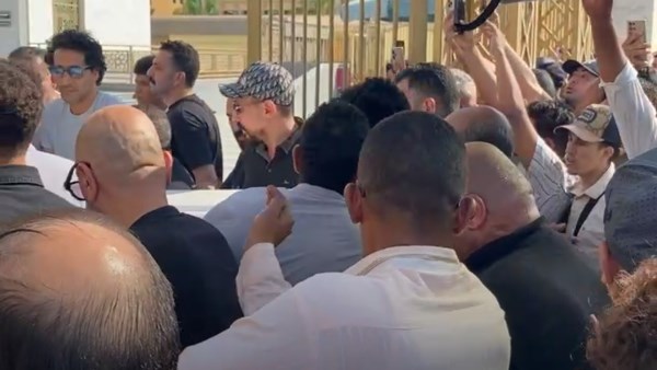 لحظة وصول جثمان والد تامر حسني لأداء صلاة الجنازة.. بث مباشر لحظة وصول جثمان والد تامر حسني لأداء صلاة الجنازة.. بث مباشر