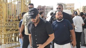 عمرو مصطفى أول الحضور.. صور جنازة والد تامر حسني