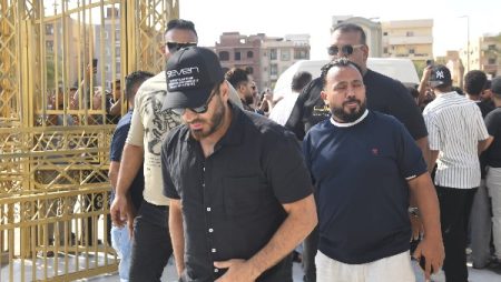 عمرو مصطفى أول الحضور.. صور جنازة والد تامر حسني