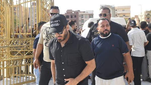 عمرو مصطفى أول الحضور.. صور جنازة والد تامر حسني