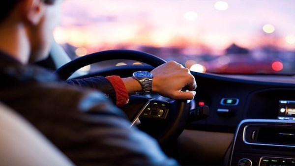الحبس سنة وغرامة 20 ألف جنيه عقوبة قيادة سيارة بدون ترخيص في القانون