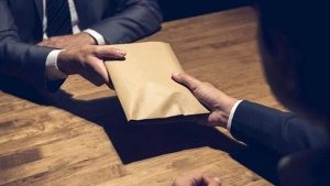 احذر.. جريمة الرشوة تقودك إلى عقوبة الأشغال الشاقة المؤبدة طبقا للقانون