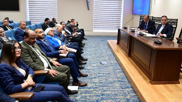مشروعات متعثرة وورش بلا تشغيل.. مصطفى بدران يهاجم أداء هيئة تنمية الصعيد