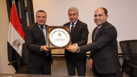 وزير السياحة والآثار يلتقي بأعضاء تنسيقية شباب الأحزاب والسياسيين