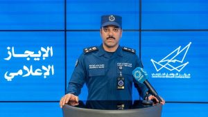 التعامل مع 3 حرائق متفرقة جراء سقوط شظايا في مناطق سكنية بالكويت