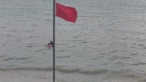 مع منع السباحة نهائيا.. رفع الراية الحمراء بجميع شواطئ القطاع الغربي والعجمي