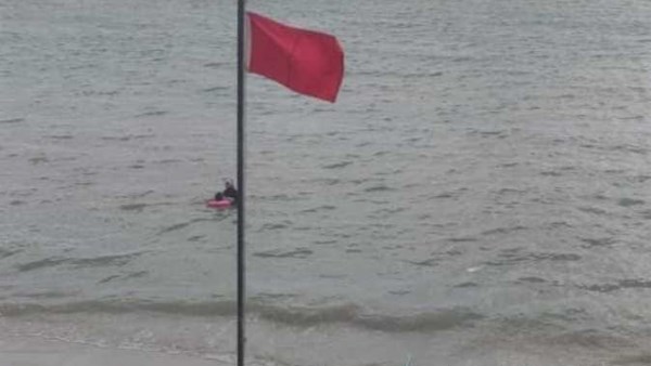 مع منع السباحة نهائيا.. رفع الراية الحمراء بجميع شواطئ القطاع الغربي والعجمي
