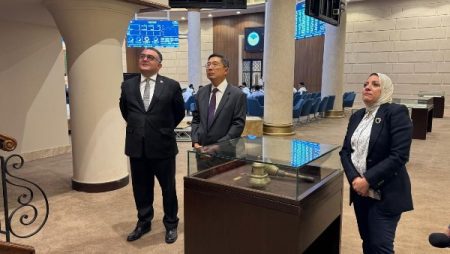 رئيس البورصة المصرية يبحث مع سفير سنغافورة سبل التعاون وتبادل الخبرات