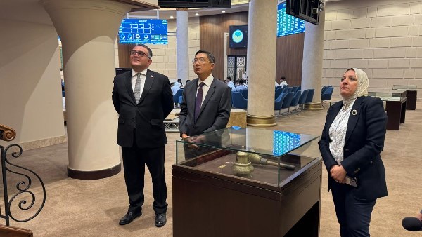 رئيس البورصة المصرية يبحث مع سفير سنغافورة سبل التعاون وتبادل الخبرات