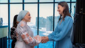 السيدة انتصار السيسي تستقبل قرينة رئيس الجبل الأسود وتتجول معها في معرض ديارنا بالعلمين