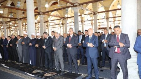 احتفالا بالعيد القومي للقاهرة..محافظ الجيزة يؤدي صلاة الجمعة بمسجد عمرو بن العاص