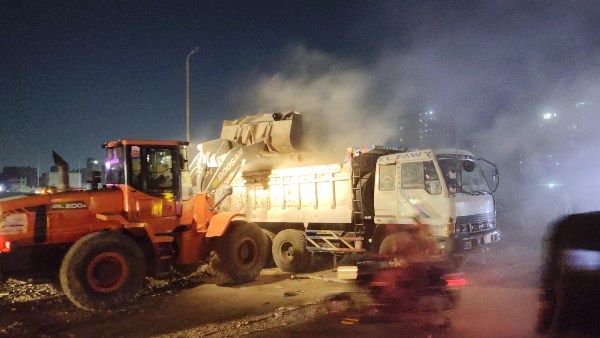 نظافة الجيزة ترفع 600 طن مخلفات رتش بشارع كعابيش بالهرم