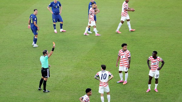 الحرب على فيفا .. كيف أشعل قرار بالوجون تمردًا عالميًا ضد إنفانتينو؟