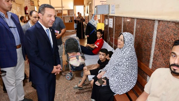 جولة مفاجئة.. محافظ المنوفية يحيل عاملين بالمركز الصحي بميت خاقان للتحقيق