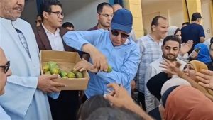خلال افتتاحه سوق بني مزار الحضاري.. محافظ المنيا يوزع مانجو وبرتقال وبرقوق على المواطنين.. صور