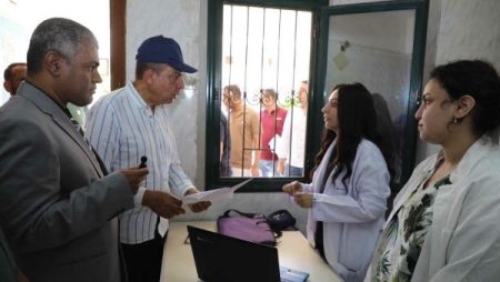 محافظ المنيا يتفقد وحدة بنى مهدى ويدعو المواطنين سرعة التسجيل بمنظومة التأمين الصحي الشامل