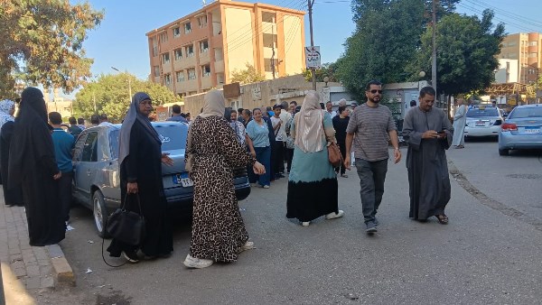 على أعتاب الحسم .. توافد طلاب الثانوية العامة على لجان الكيمياء والجغرافيا بسوهاج