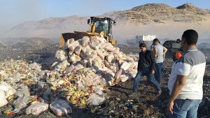 39 طنًا كانت في طريقها للأسواق.. حملة تموينية بسوهاج تُسقط مخزنًا للسلع الفاسدة قبل وصولها للمواطنين