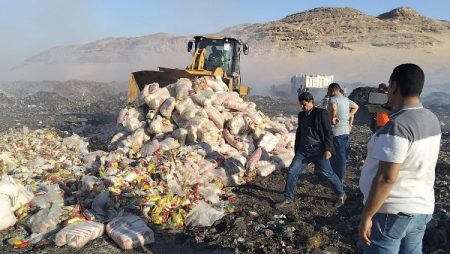 39 طنًا كانت في طريقها للأسواق.. حملة تموينية بسوهاج تُسقط مخزنًا للسلع الفاسدة قبل وصولها للمواطنين