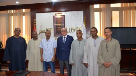 محافظ الأقصر يستقبل وفد أهالي جزيرة الكروم بإسنا ويبحث مطالبهم الخدمية والتنموية