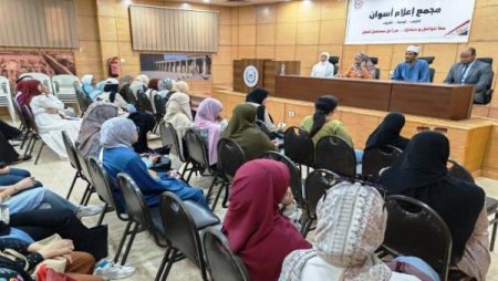 محافظ أسوان يتابع جهود وحدة السكان لتعزيز التنمية وتحسين الخصائص السكانية