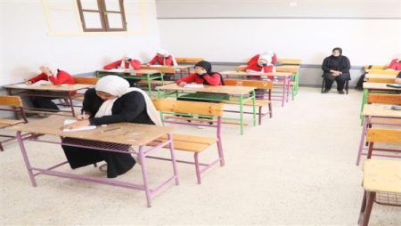 توافد طلاب الثانوية العامة لأداء امتحان مادة الرياضيات «البحتة» فى أسوان