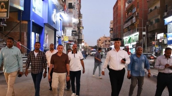بعد تفريغه من المركبات والحواجز.. محافظ أسوان يتابع انتظام الحركة بشارع صلاح الدين