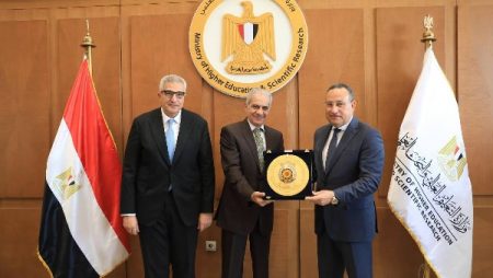 وزير التعليم العالي يكرّم القائم بأعمال رئيس جامعة أسوان تقديرًا لجهوده