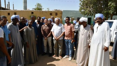 محافظ أسوان لأهالي العدوة: نعمل على حل مشاكل المواطنين وسرعة تلبية مطالبهم