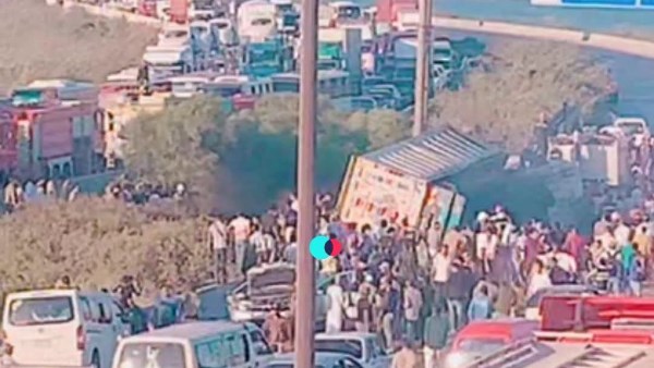 إصابة 10 أشخاص إثر انقلاب تريلا واشتعالها بغرب الإسكندرية