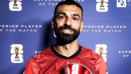 محمد صلاح مازحًا بعد التأهل: مش عارفين هنكلم حسام حسن إزاي بعد كده