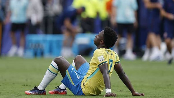 بيريز يهدد بإنهاء مسيرة فينيسيوس مع ريال مدريد.. ما القصة؟