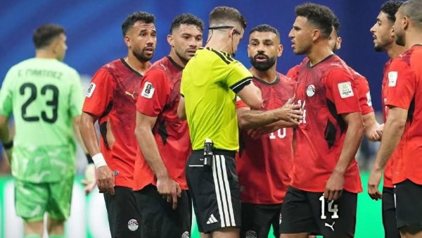 الحكم الإنجليزي السابق كلاتنبرج يفجّرها: هدف مصر أمام الأرجنتين صحيح وقرار الـ«VAR» كارثي